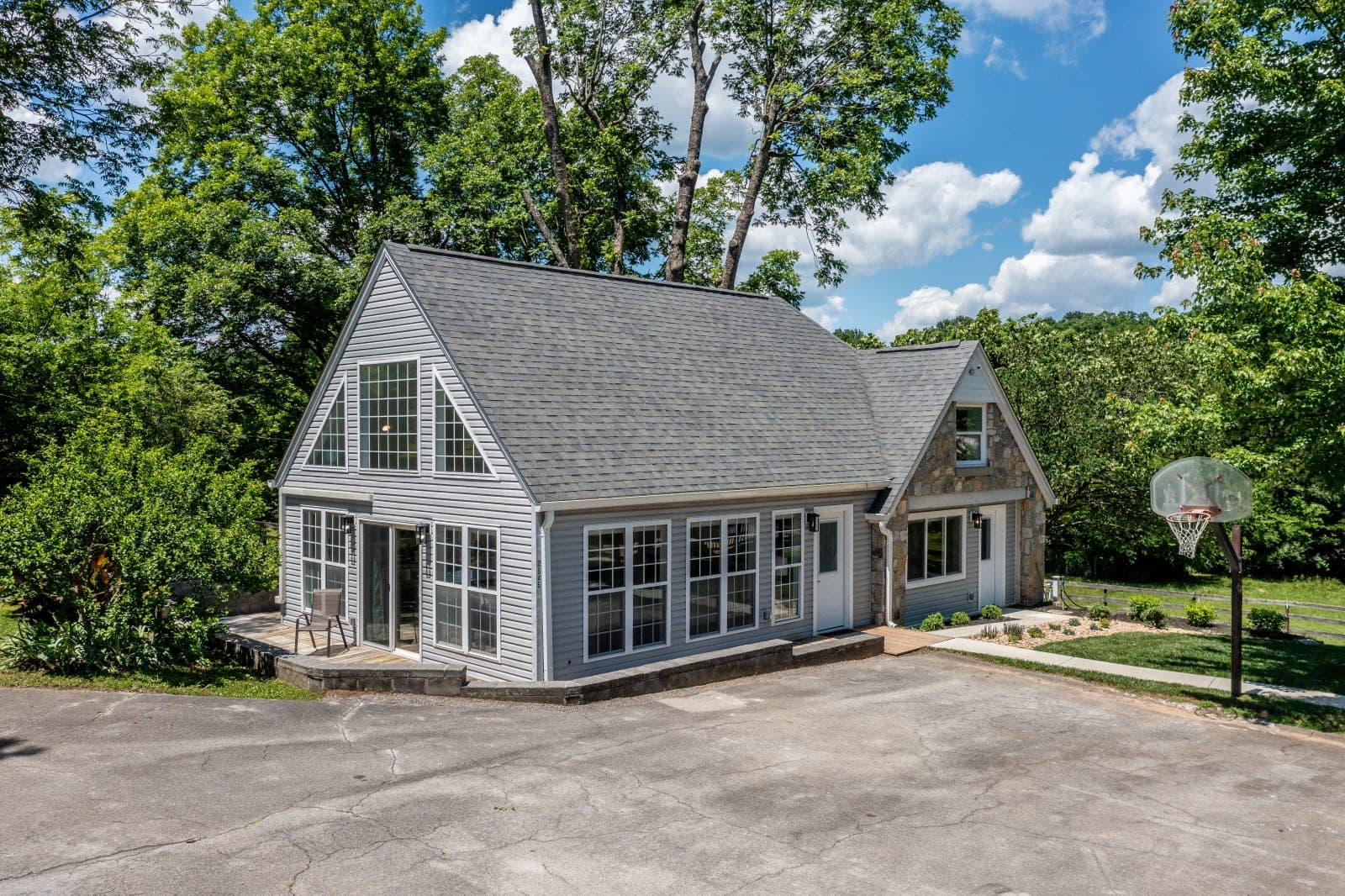 Tranquil Mountain Escape: Luxurious 2 Bedroom 2 Bath Cottage on 9 Acres
