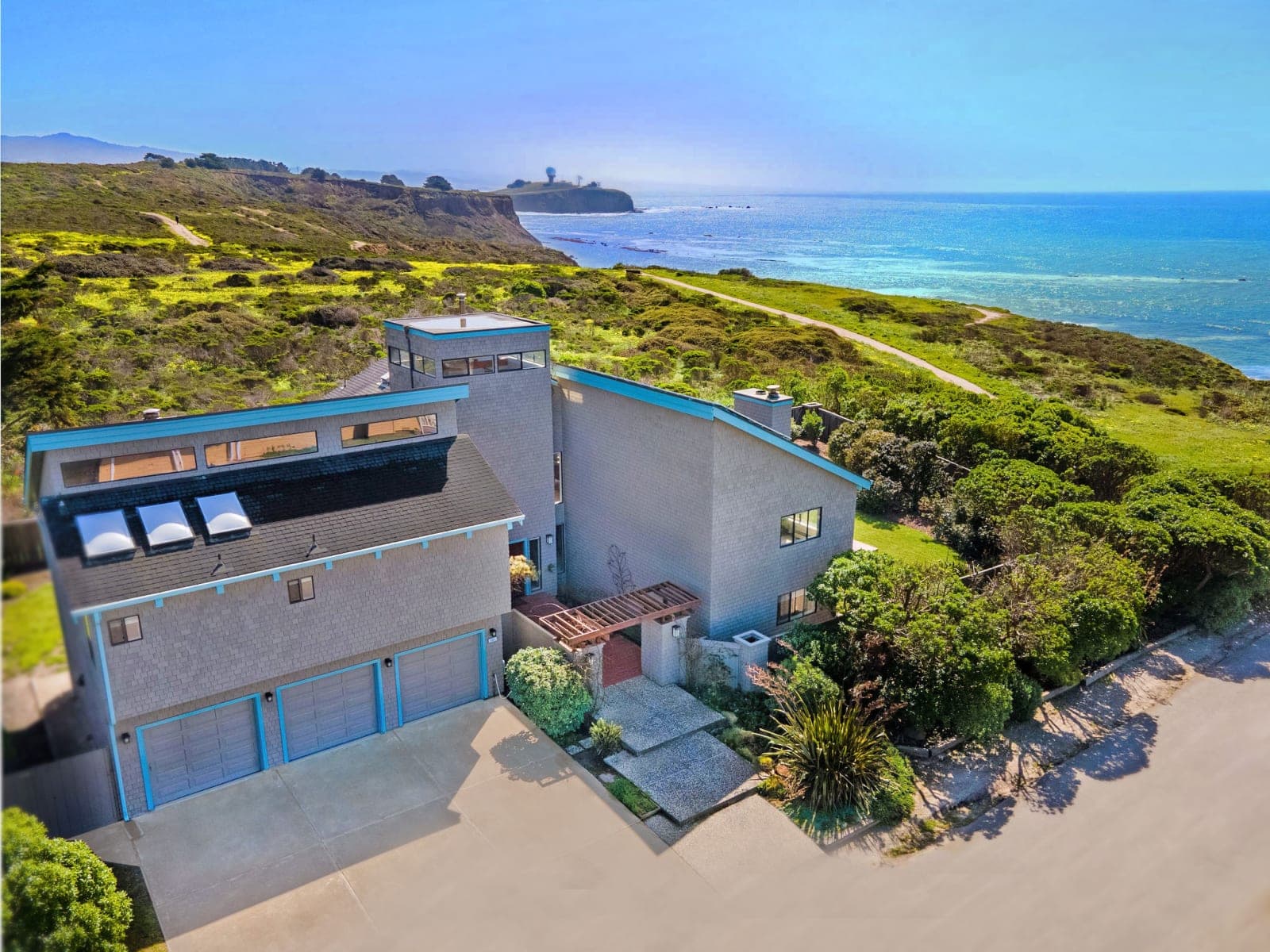 Unmatched Ocean, Beach, and Mountain Views – Family-Friendly Retreat.