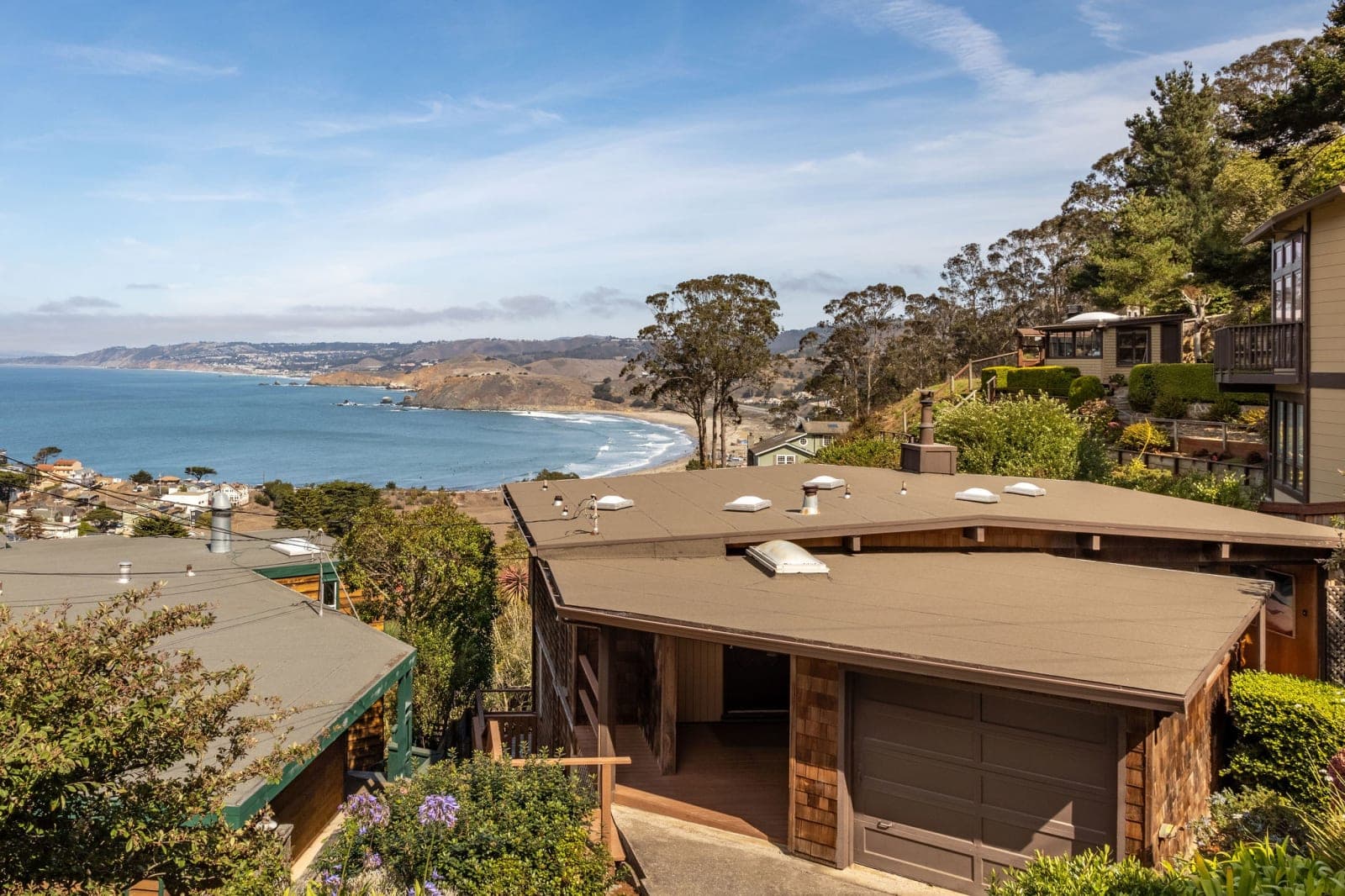 Small Home with Ocean View walk to Restaurants, Brewery, Shops, Beach